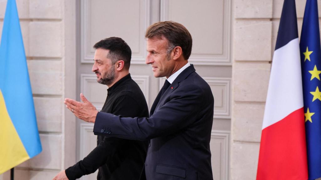 El presidente de Francia, Emmanuel Macron, habla junto con el presidente de Ucrania, Volodymyr Zelensky, durante una conferencia de prensa después de la cumbre de la coalición de la voluntad, en el Palacio Presidencial de Elíseo, en París, Francia, el 4 de septiembre de 2025.