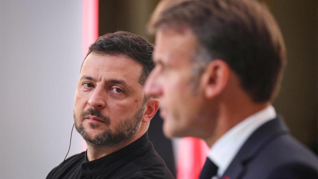 Volodimir Zelenski y Emmanuel Macron, en la conferencia de prensa después de la cumbre de París