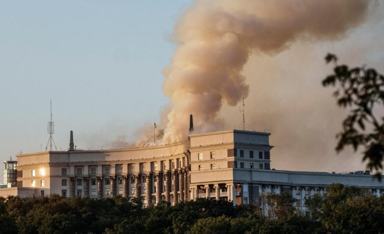 Un ataque masivo ruso deja al menos tres muertos y alcanza por primera vez un edificio gubernamental en Kiev