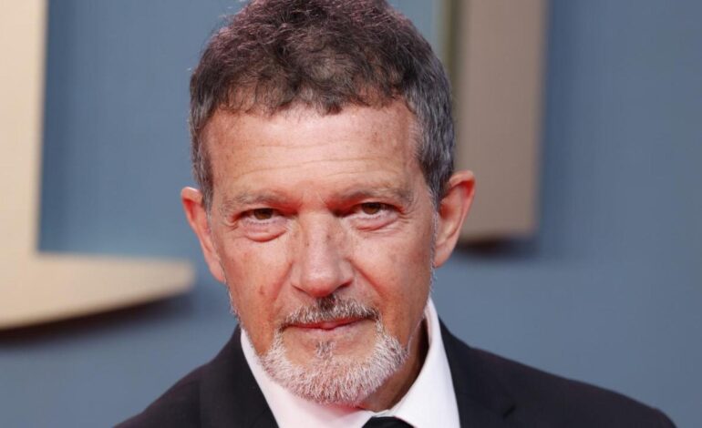 Imágenes del día: el significativo regalo que ha recibido Antonio Banderas y que plasma el proyecto de su vida