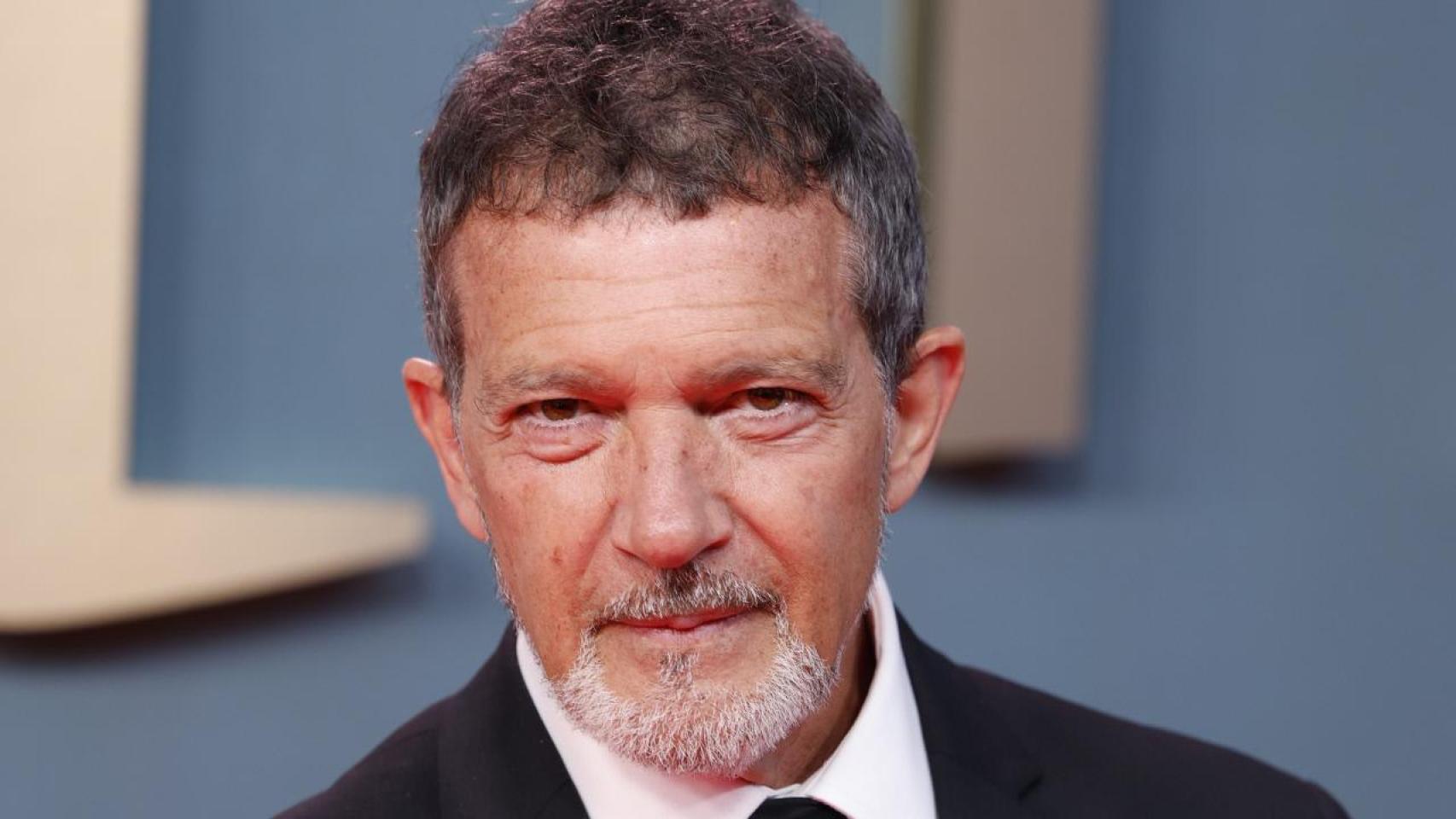 Imágenes del día: el significativo regalo que ha recibido Antonio Banderas y que plasma el proyecto de su vida