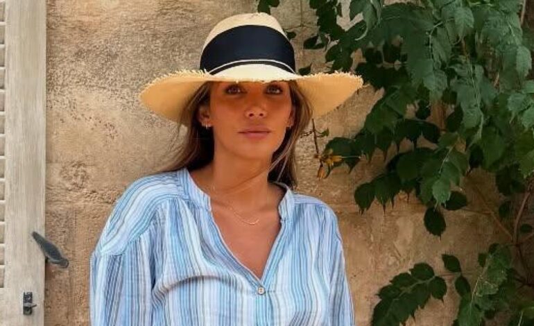 Rosanna Zanetti despide el verano enfundada en este cómodo conjunto de rayas