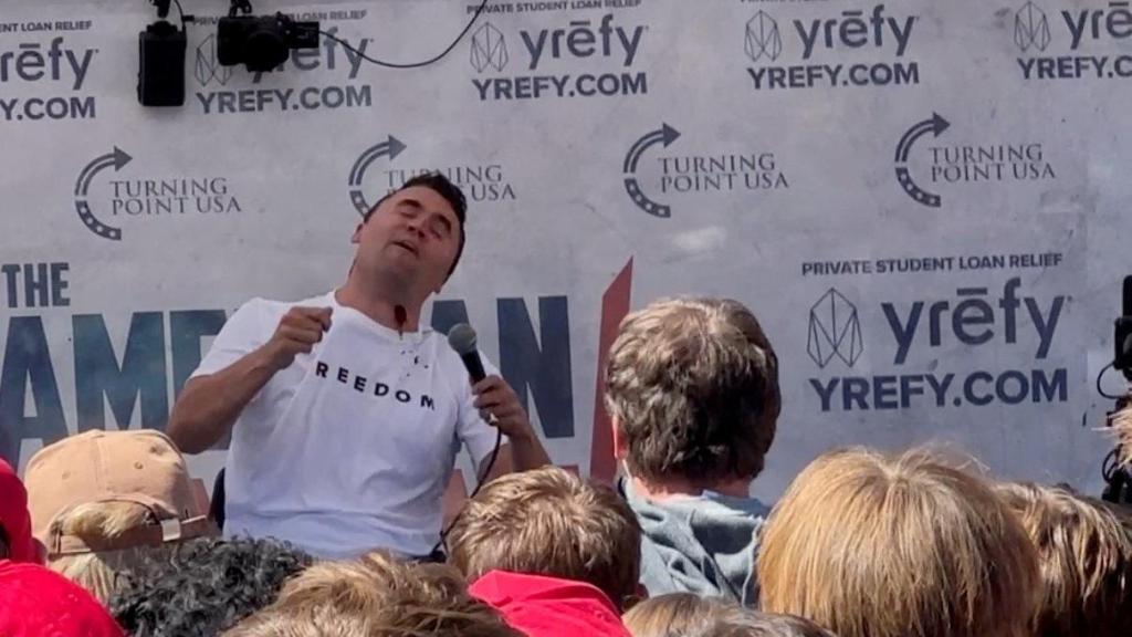 Charlie Kirk, al momento de recibir el disparo.