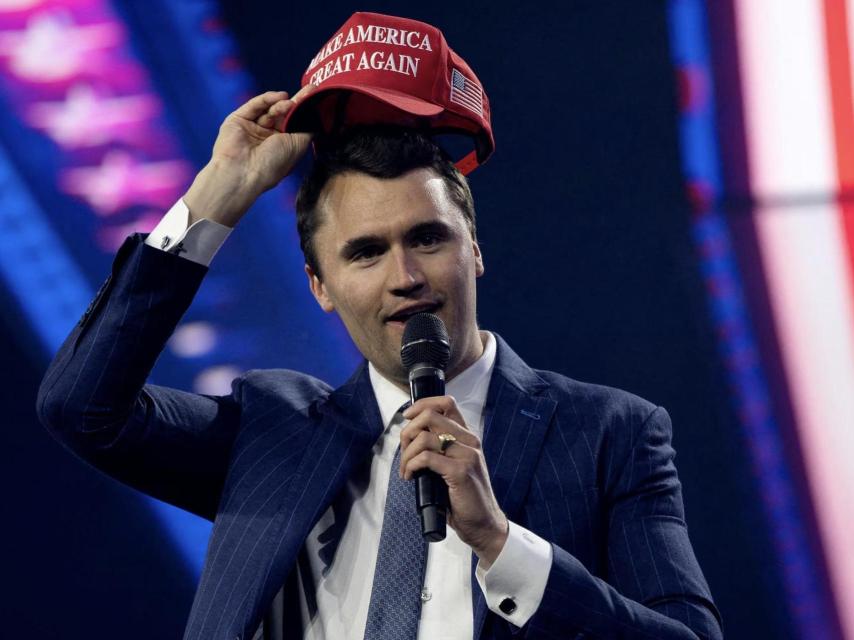 Charlie Kirk con un límite de apoyo a Donald Trump.