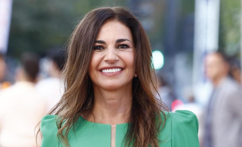 Mariló Montero tiene la falda ‘midi’ drapeada más elegante de la temporada