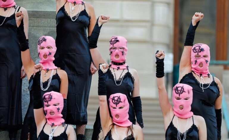 Un tribunal ruso condena en ausencia a entre 8 y 13 años de cárcel a cinco miembros del colectivo Pussy Riot