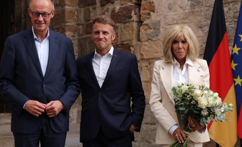 Los Macron presentarán pruebas científicas para avalar que Brigitte es una mujer tras los bulos que dicen lo contrario
