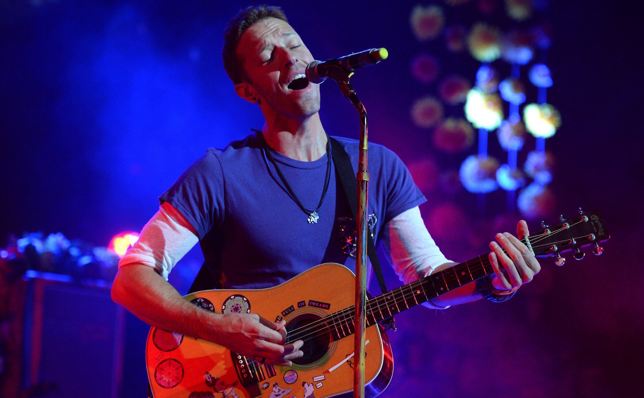 Chris Martin sube a dos fans de Israel y lanza un mensaje por la paz en Palestina: «Todos somos humanos»