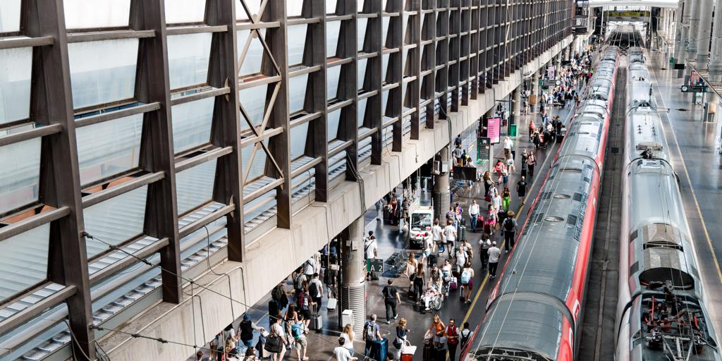 Una caída de los servidores informáticos de Adif provoca nuevos retrasos de AVE mientras Puente comparece en el Congreso
