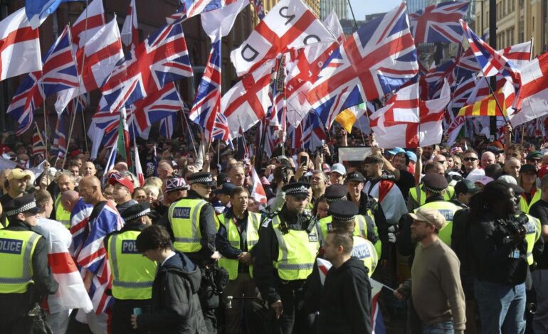 Miles de personas se congregan para participar en una manifestación antiinmigración en Londres