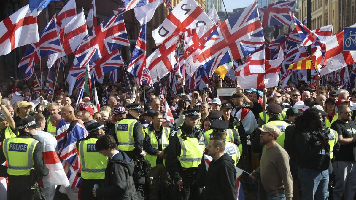 Miles de personas se congregan para participar en una manifestación antiinmigración en Londres
