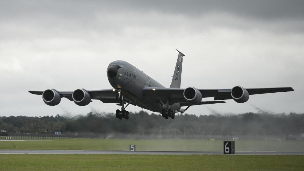 Un avión KC-135 desde los Estados Unidos