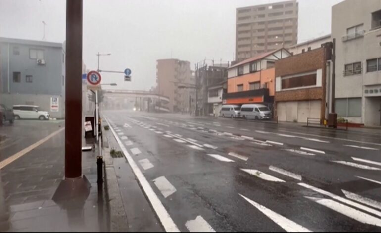 El tifón Peipah asola el centro de Japón destruyendo numerosas edificios tras su paso