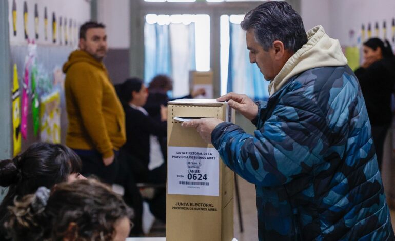 Milei le pisa los talones al peronismo en los primeros sondeos de las elecciones en Buenos Aires