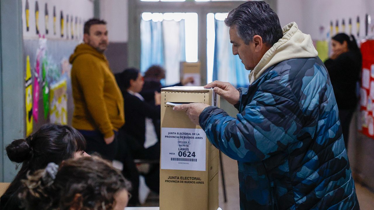 Milei le pisa los talones al peronismo en los primeros sondeos de las elecciones en Buenos Aires