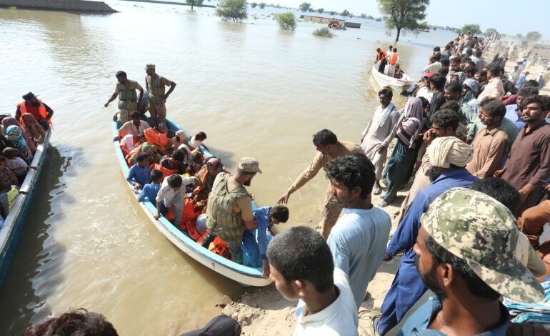 Un barco de rescate que llevaba víctimas de la inundaciones en Pakistán vuelca dejando nueve personas muertas