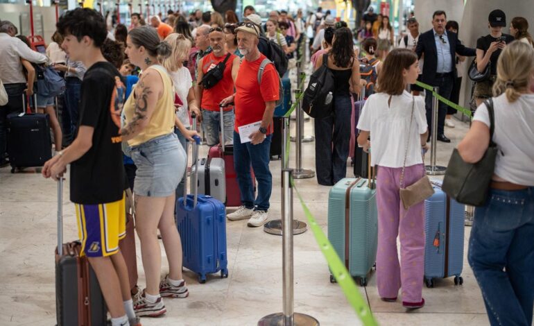 Nuevo caos en Barajas: la huelga de los vigilantes de seguridad causa retrasos de hasta hora y media para pasar los controles