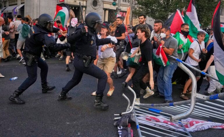 La prensa internacional se hace eco de la ‘vergüenza histórica’ de España con la Vuelta: «Levantaron barricadas»