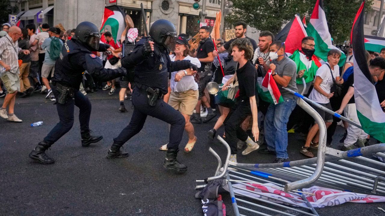 La prensa internacional se hace eco de la ‘vergüenza histórica’ de España con la Vuelta: «Levantaron barricadas»