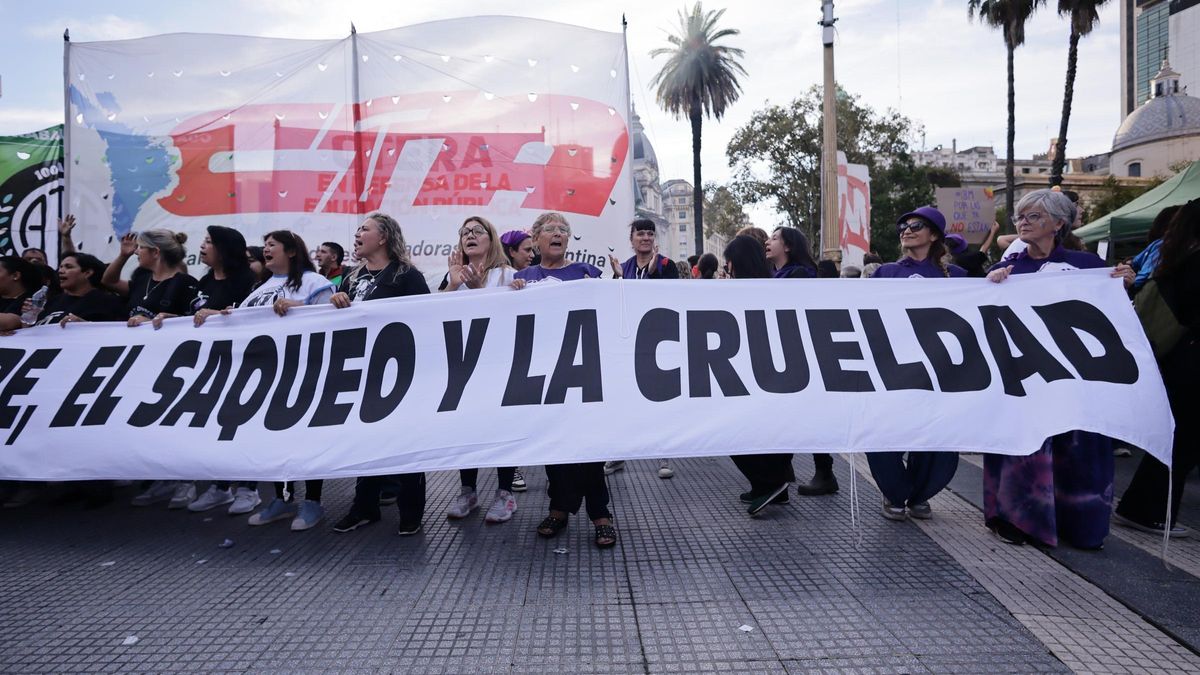 Día negro para Milei: dos reveses en el Congreso y cimbronazos en el mercado cambiario que erosiona su programa económico