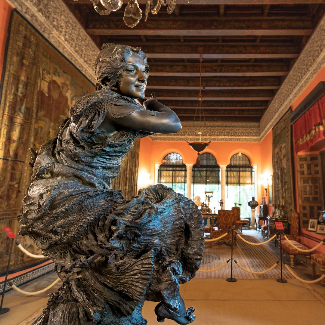 Escultura en la Sala Gitana del Palacio de las Dueñas de Sevilla