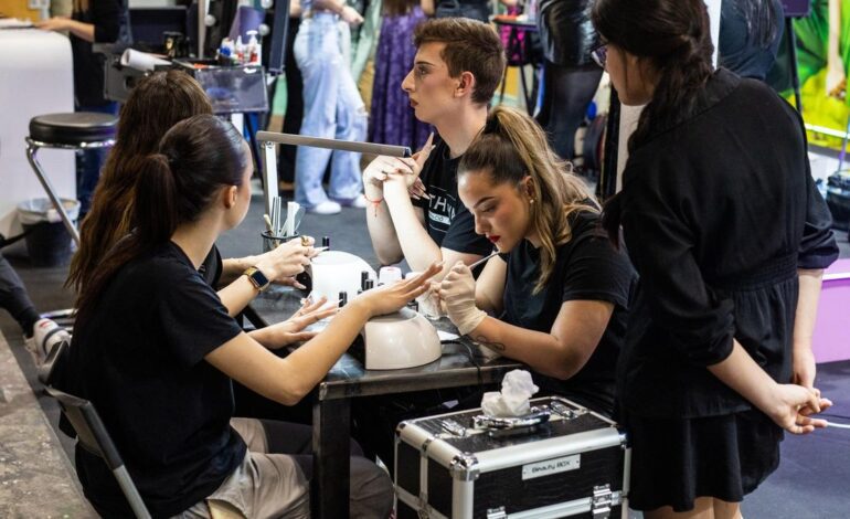 AYUDAS JÓVENES | Buenas noticias para los jóvenes que estudian y trabajen: Madrid anuncia una ayuda en la matrícula