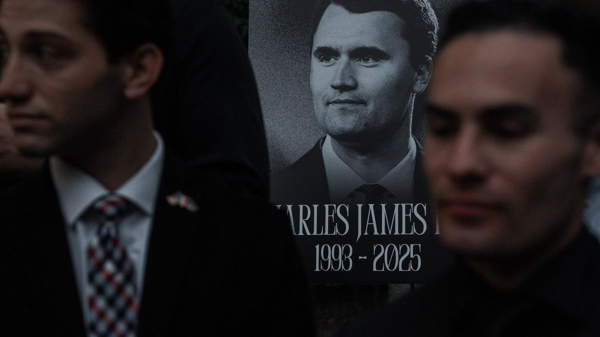 Decenas de personas son despedidas por sus comentarios sobre el asesinato de Charlie Kirk