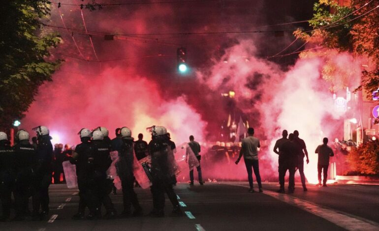 Las jóvenes se colocan en la primera fila de la revuelta ciudadana en Serbia