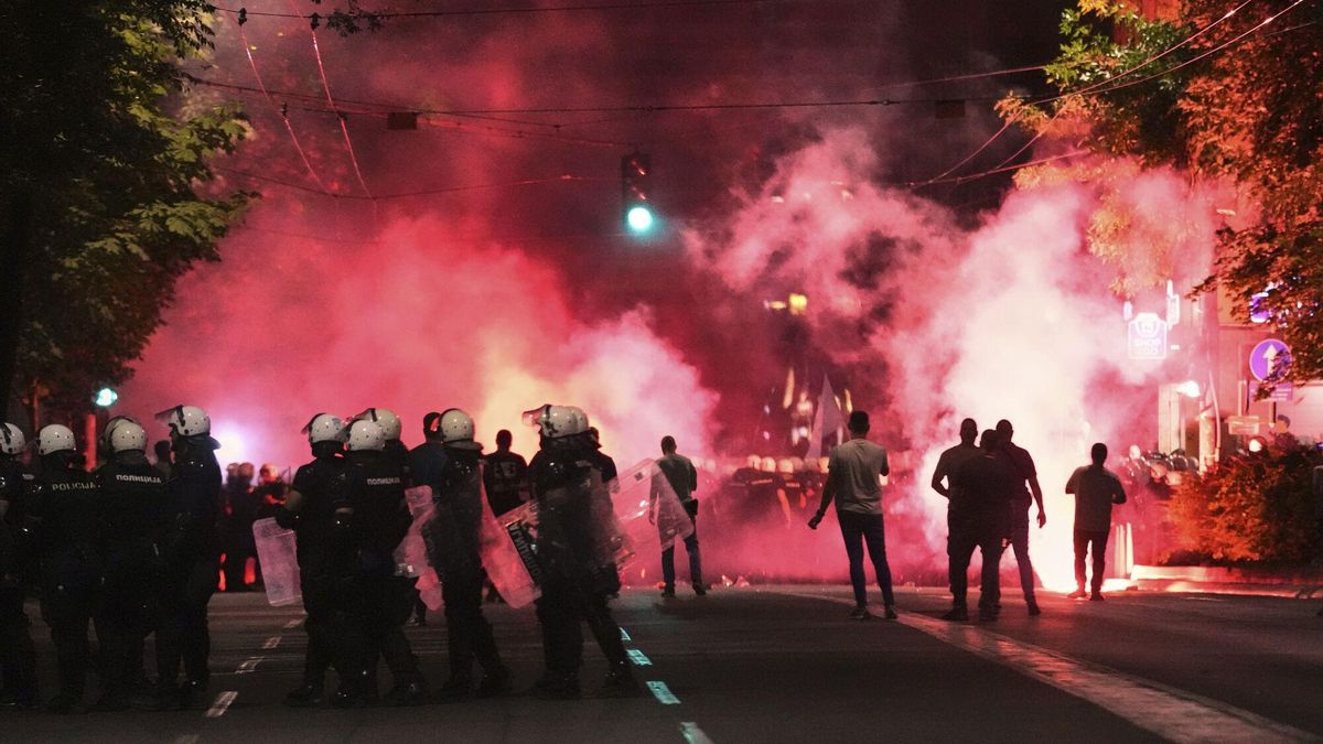 Las jóvenes se colocan en la primera fila de la revuelta ciudadana en Serbia
