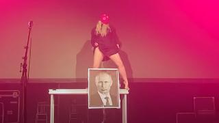 Un miembro de Pussy Riot Urina sobre un retrato de Putin en el video clip 'Mama, Don't Watch TV'