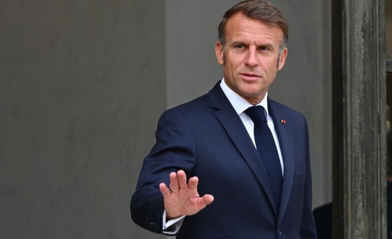 Macron busca en los socialistas su salvavidas ante la caída de su primer ministro