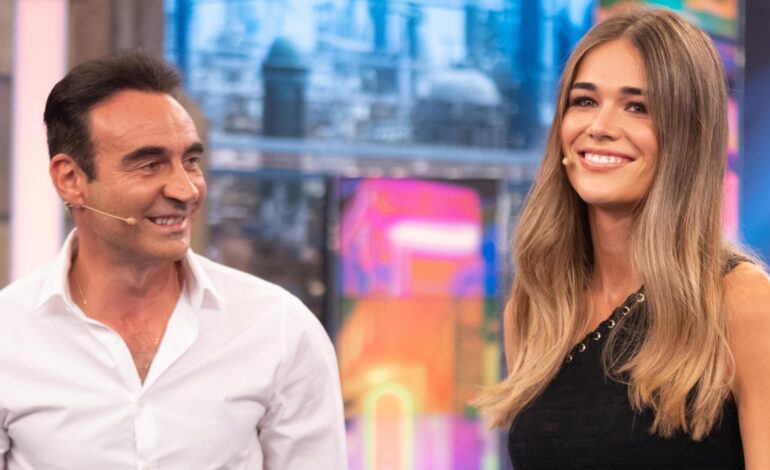 Imágenes del día: las románticas palabras de Ana Soria a Enrique Ponce tras recibir un ramo de rosas el día de su 27 cumpleaños