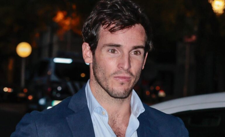 Imágenes del día: la salida nocturna de Íñigo Onieva para prepararse antes del triatlón de Marbella