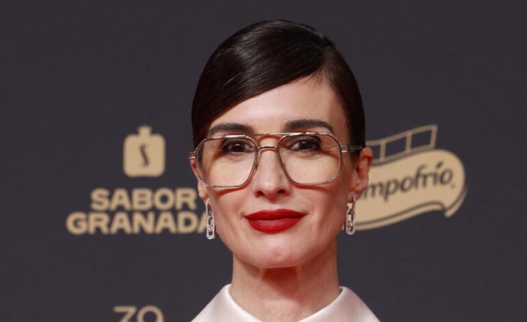 Paz Vega apuesta por la moda francesa con este vestido bordado que ha combinado con unas alpargatas de Toni Pons