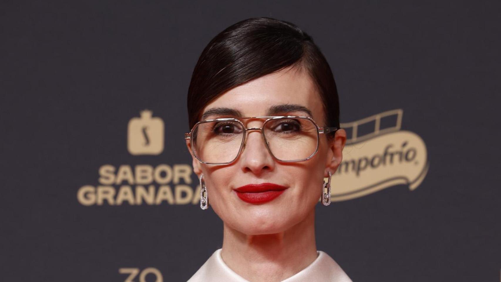 Paz Vega apuesta por la moda francesa con este vestido bordado que ha combinado con unas alpargatas de Toni Pons
