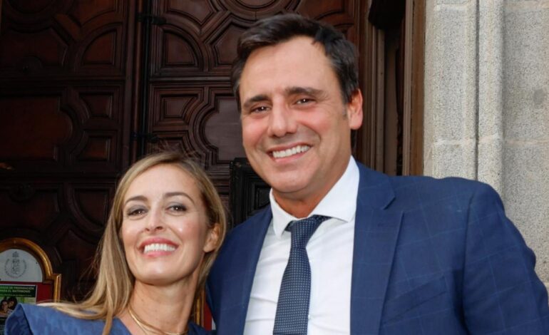 Imágenes del día: María Amores, mujer de Ion Aramendi, comparte una divertida foto junto a su hijo mayor que desvela cuánto ha crecido