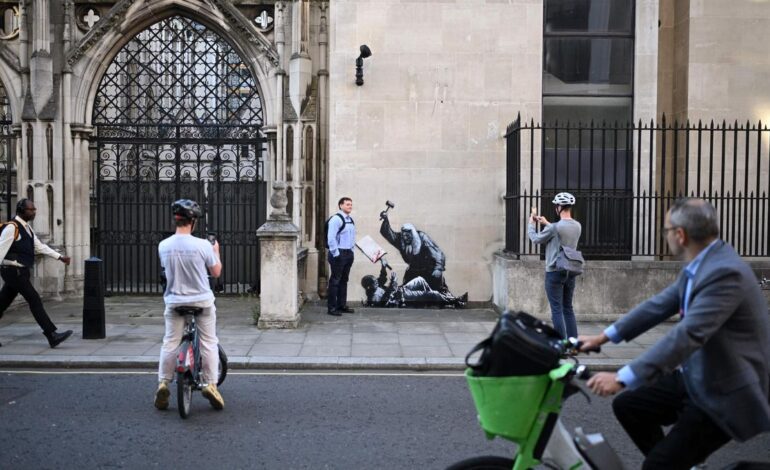 Borrado el mural que Banksy pintó en la fachada del Tribunal Superior de Londres