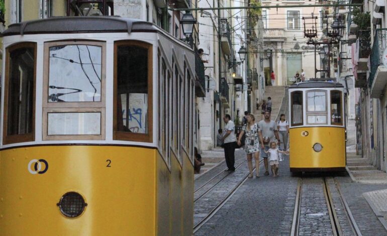 FUNICULAR LISBOA | Heridas una veintena de personas al descarrilar un funicular en Lisboa