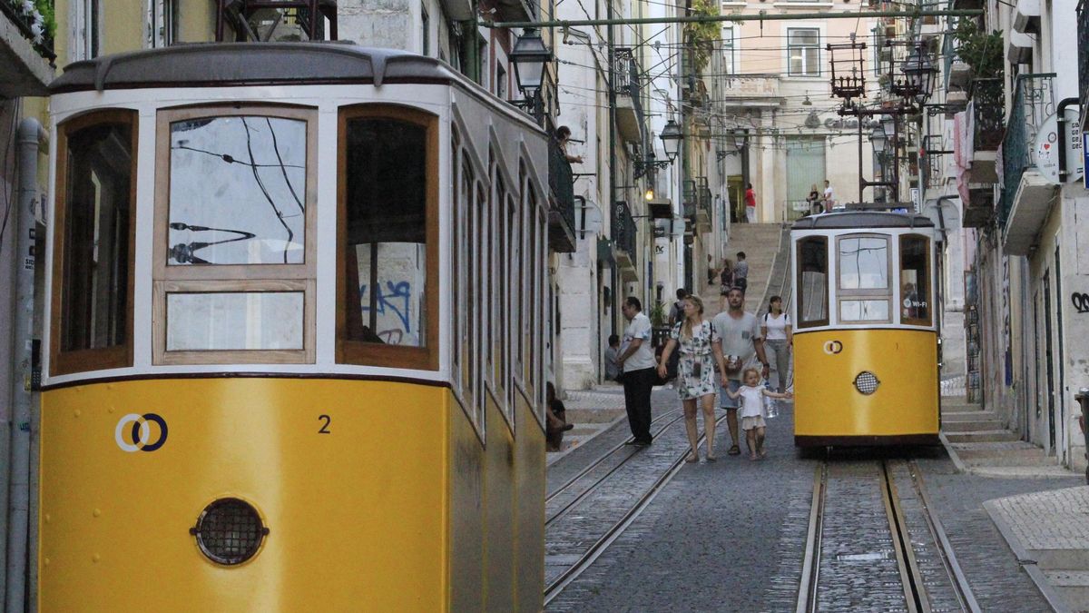 FUNICULAR LISBOA | Heridas una veintena de personas al descarrilar un funicular en Lisboa