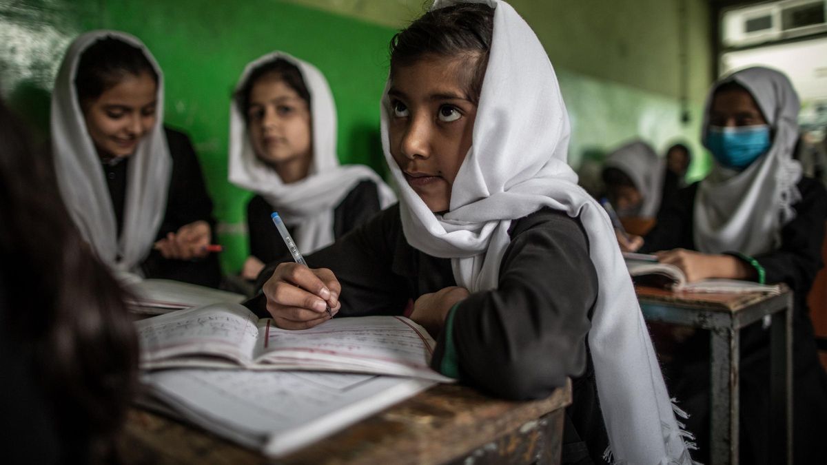 Más de 2,2 millones de niñas no pueden ir a clase en Afganistán, según UNICEF