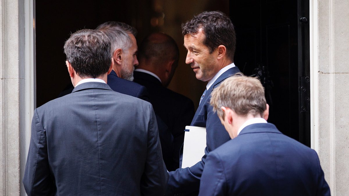 Sánchez se lleva a Murtra (Telefónica), Galán (Iberdrola) y Escribano (Indra) a una cumbre con el premier británico