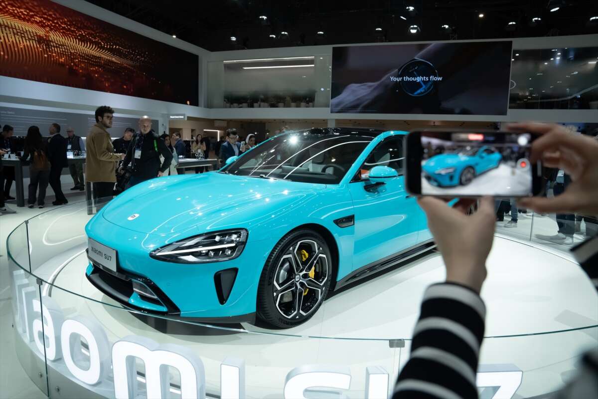 (Foto de archivo) Una persona con un móvil en la presentación del automóvil Xiaomi Su7, durante el segundo día de la edición XVIII del Mobile World Congress, en el Fira de Barcelona, ​​el 27 de febrero de 2024, en L'Hospitalet de Llobregat, Barcelona, ​​Catalunya (España). MWC es el nombramiento más importante de tecnología móvil en todo el mundo y se celebra desde hoy hasta el jueves 29 de febrero, y planea reunir a unos 95,000 congresistas, 2,400 expositores y 1,100 oradores David Zorrakino/Europ