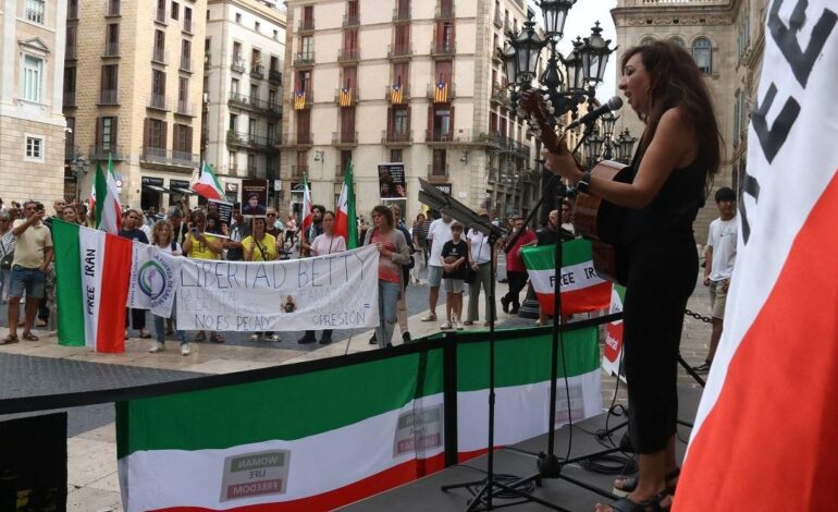 Medio centenar de personas denuncian la represión en Irán tres años después de la muerte de Masha Jina Amini