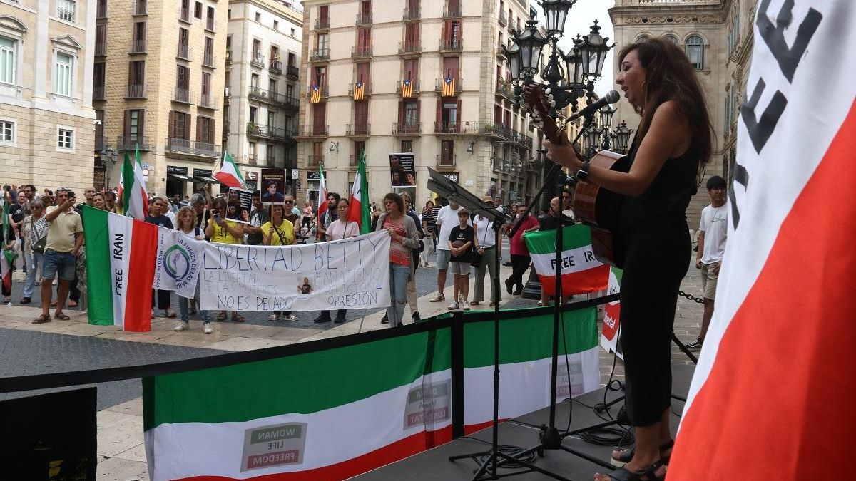 Medio centenar de personas denuncian la represión en Irán tres años después de la muerte de Masha Jina Amini