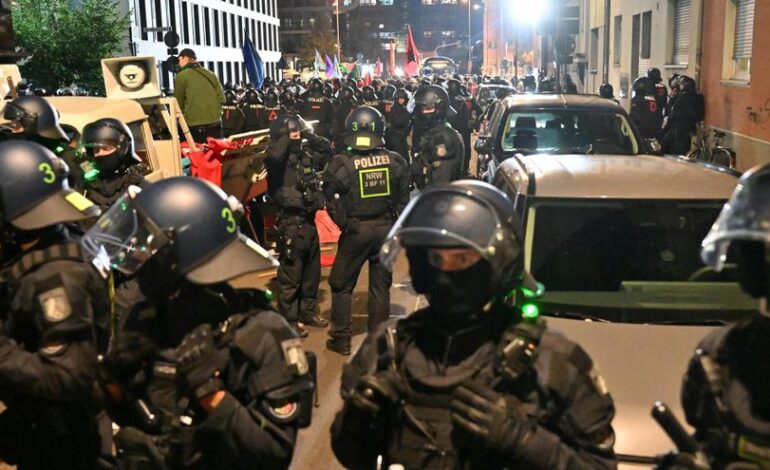 PROTESTA ALEMANIA | Al menos 150 heridos en disturbios entre manifestantes pacifistas y policías en Colonia (Alemania)