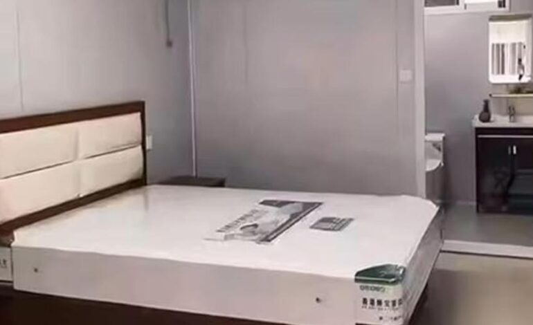 tiene tres habitaciones y cocina