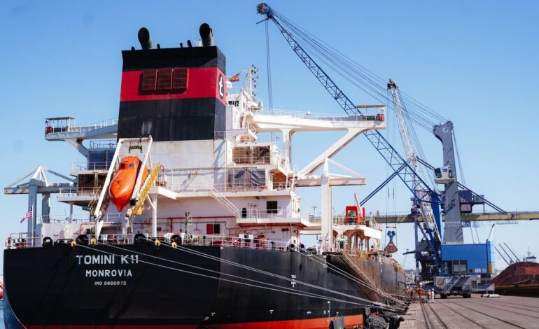 El Port de Tarragona inicia la descarga de más de 208.000 toneladas de mineral de hierro, logrando un récord histórico
