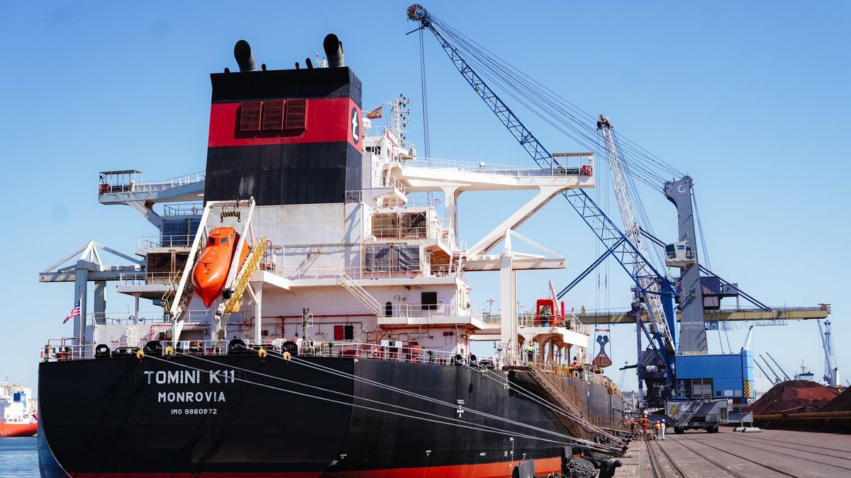 El Port de Tarragona inicia la descarga de más de 208.000 toneladas de mineral de hierro, logrando un récord histórico