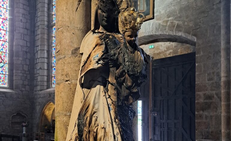 Consternación en Francia después de que incendien una Virgen María en una iglesia durante la misa