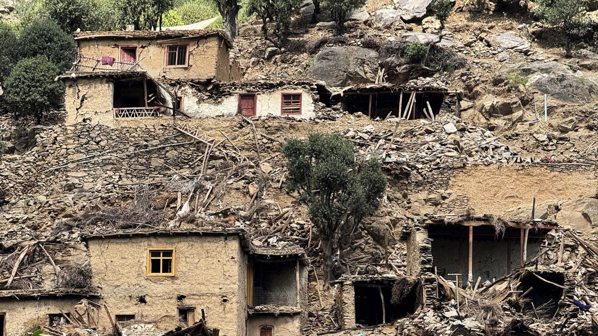El nacimiento de un bebé a la intemperie, símbolo de la crisis del terremoto en Afganistán